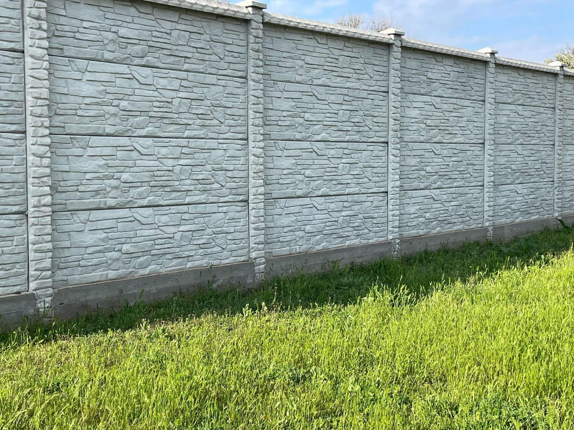 Előregyártott betonelemek a kerítésépítésben